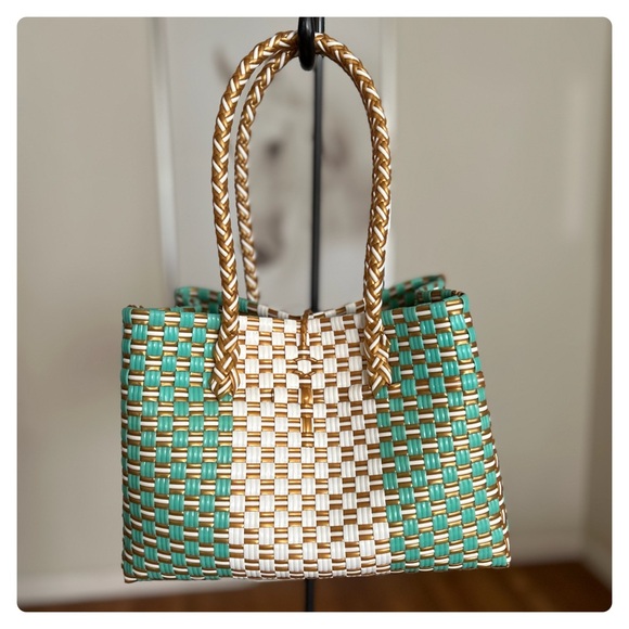 Recycled plastic woven handbag - Picture 2 of 10